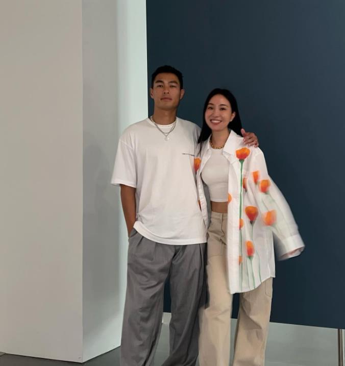 杨佑宁老婆首晒二胎孕肚照腹部隆起孕味浓女儿俏皮遮脸超可爱