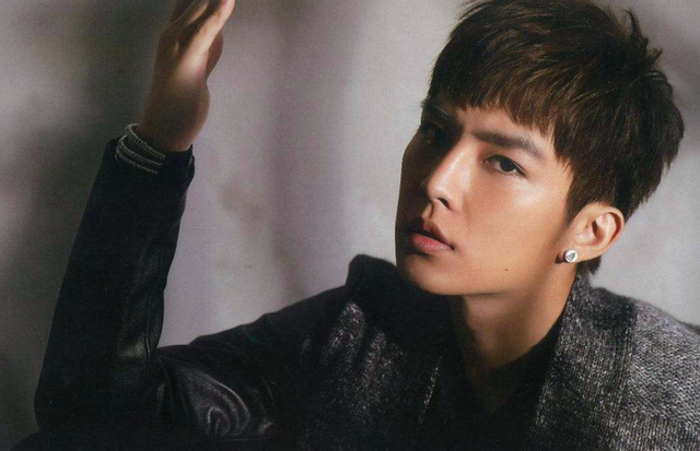 炎亚纶与多位男性激吻照曝光疑似同时与四人交往人设要崩塌了