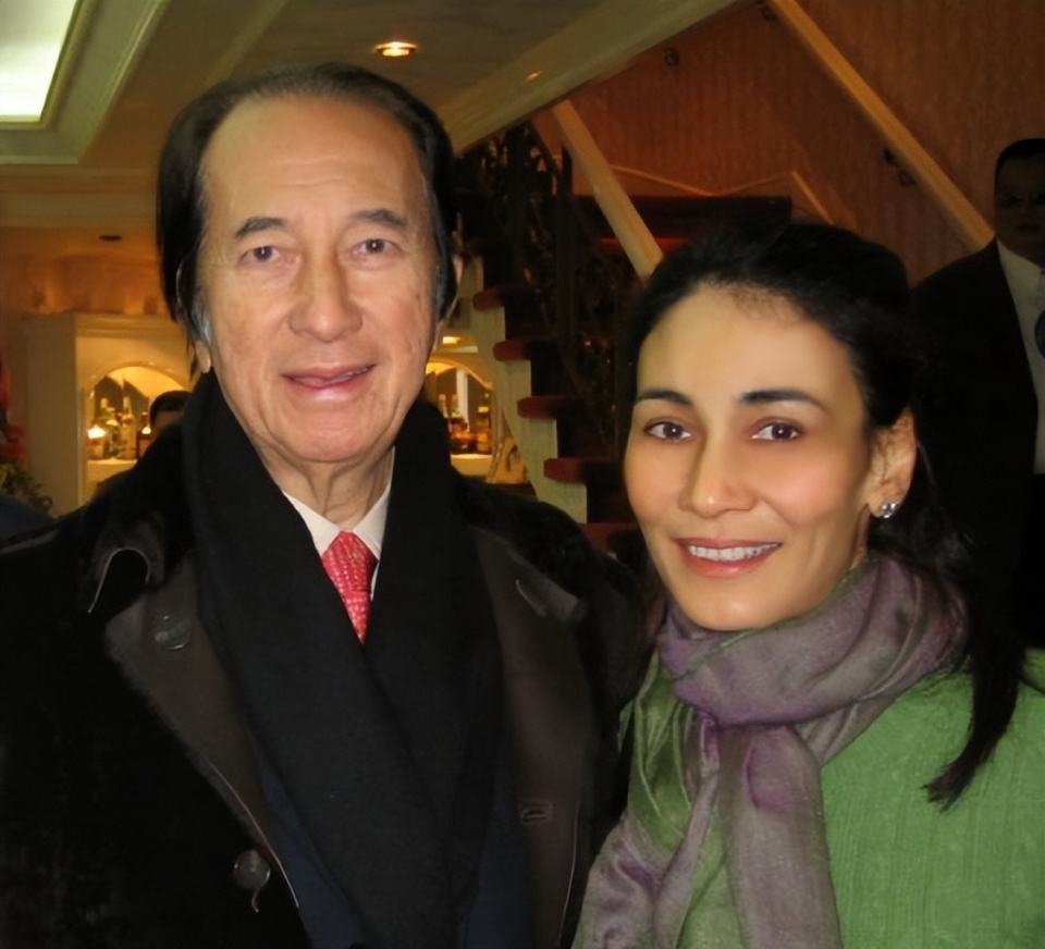 黎婉华离世之后,何超贤成了大房子女的话事人,父亲何鸿燊离世的时候