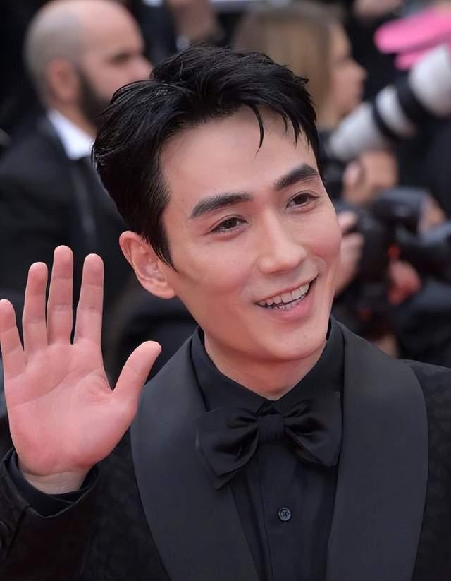 我喜欢有皱纹的朱一龙,这样的他,才更能诠释出有厚度的人物.