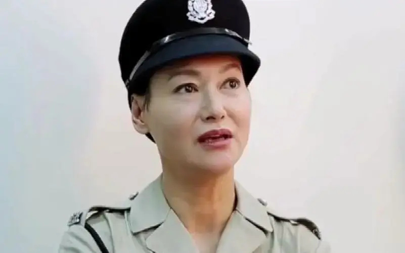 尽管生活困苦,但惠英红从未放弃希望,她始终怀揣着一颗积极向上的心.