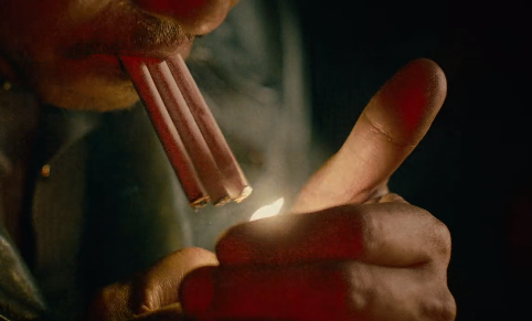 反派的抽烟镜头.纪念的红毛衣.重复数次的旋转楼梯.