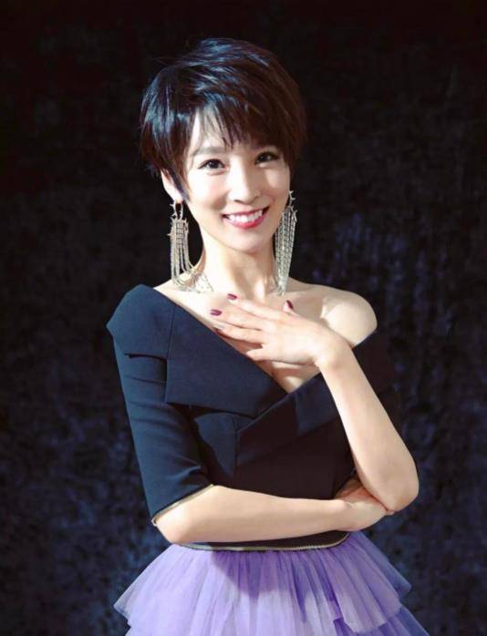 飒姐谢楠作为一名优秀的主持人她不应只被吴京太太定义