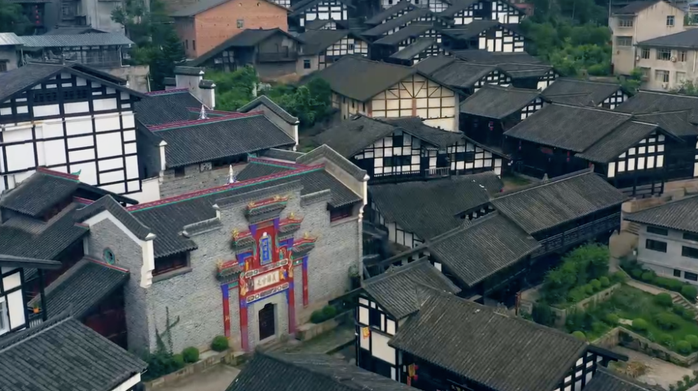 体验"非遗 旅游" 重庆西沱古镇迎来首届"万人提灯会"