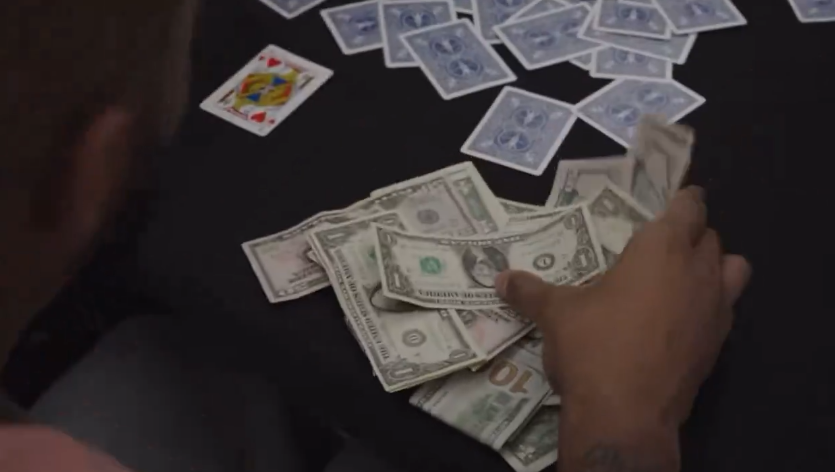 在今年季后赛期间,凯尔特人众球员在飞机上打牌消磨时间,蒂尔曼,凯塔