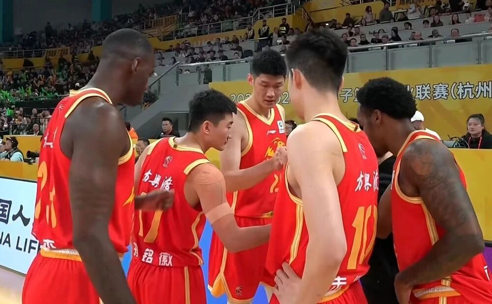 CCTV5+直播，廣東男籃對陣衛冕冠軍，後場優勢明顯，杜鋒帶隊衝擊三連勝 - 