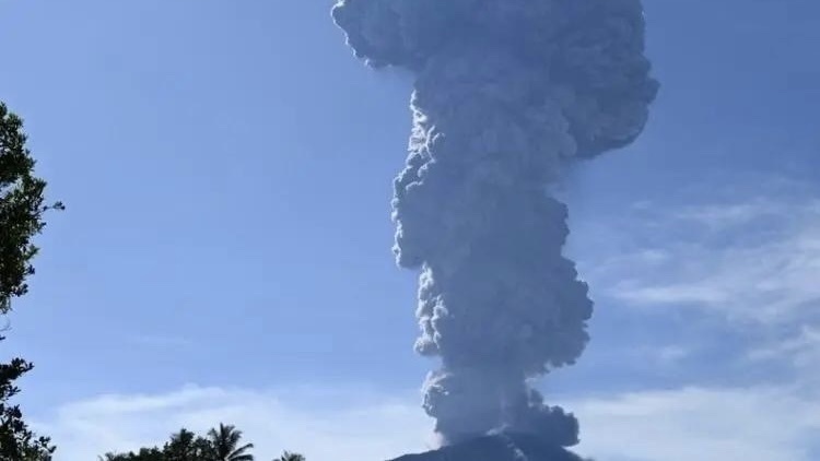 印尼伊布火山爆发,向天空喷射出红色的熔岩,厚厚的火山灰和乌云