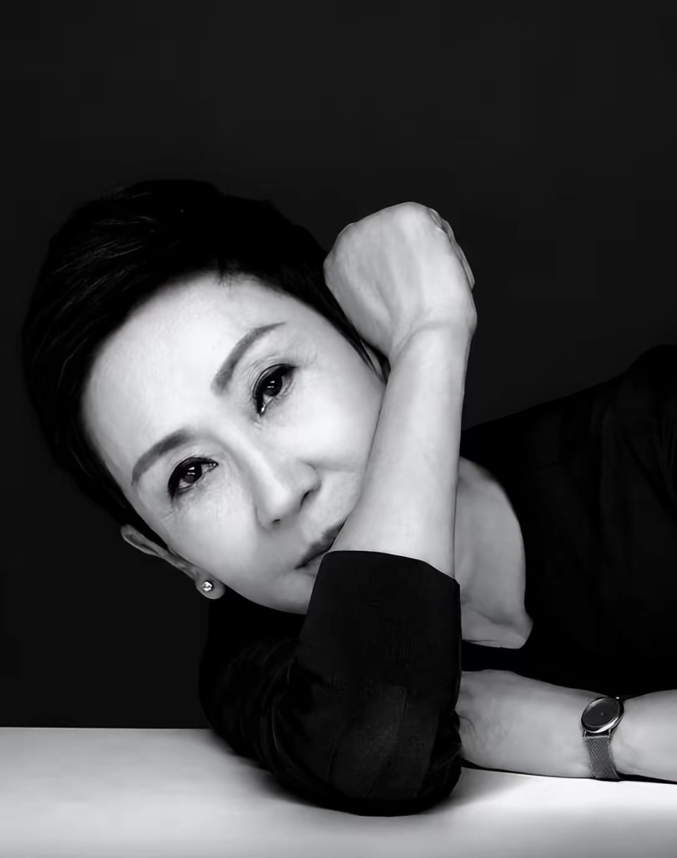 看施南生旧照才懂，一头短发写尽飒美风骨，难怪林青霞都自叹不如