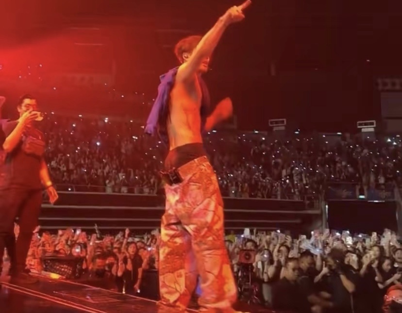 王嘉尔演唱会半裸上身秀腹肌,裤子掉档露出半个内衣_腾讯新闻