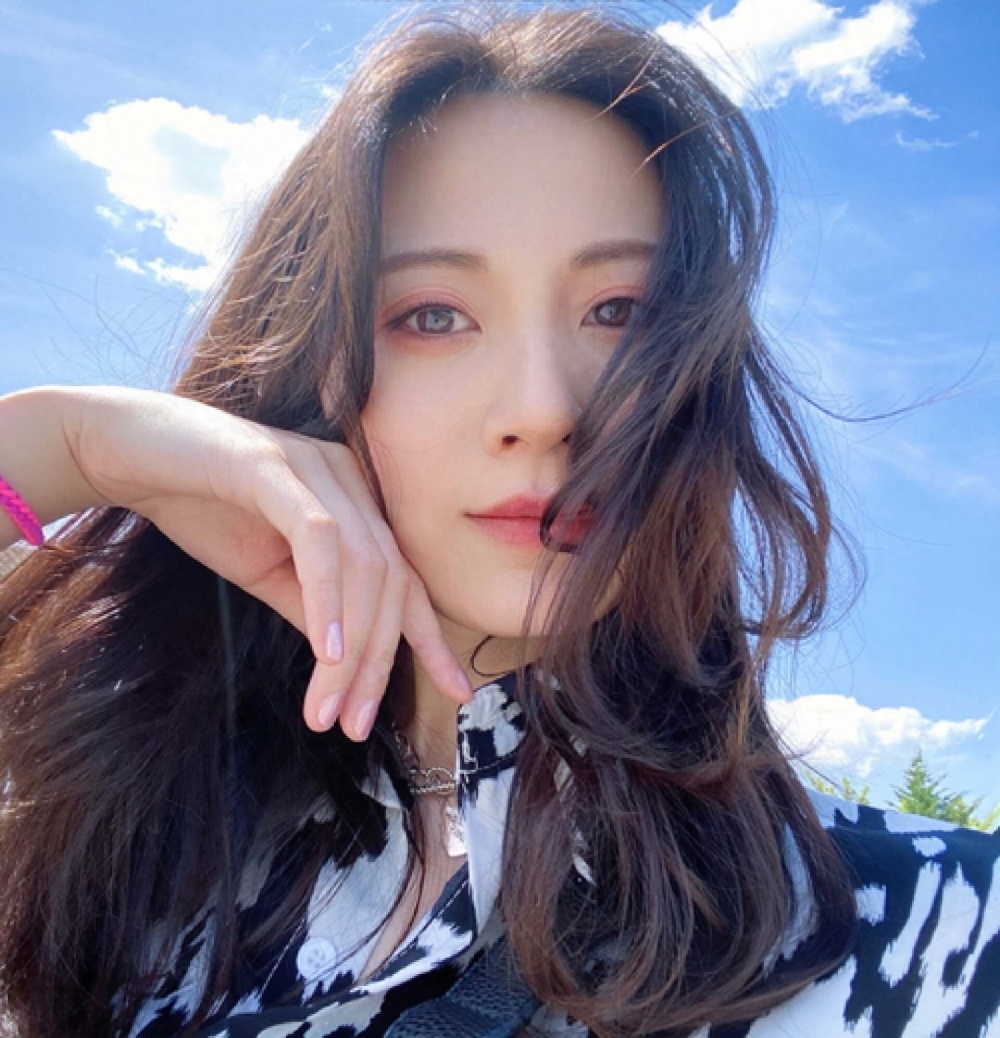 朱晨丽 港媒曝TVB知名女星新恋情，搭上富二代、未婚先孕，本人发声否认-腾讯新闻