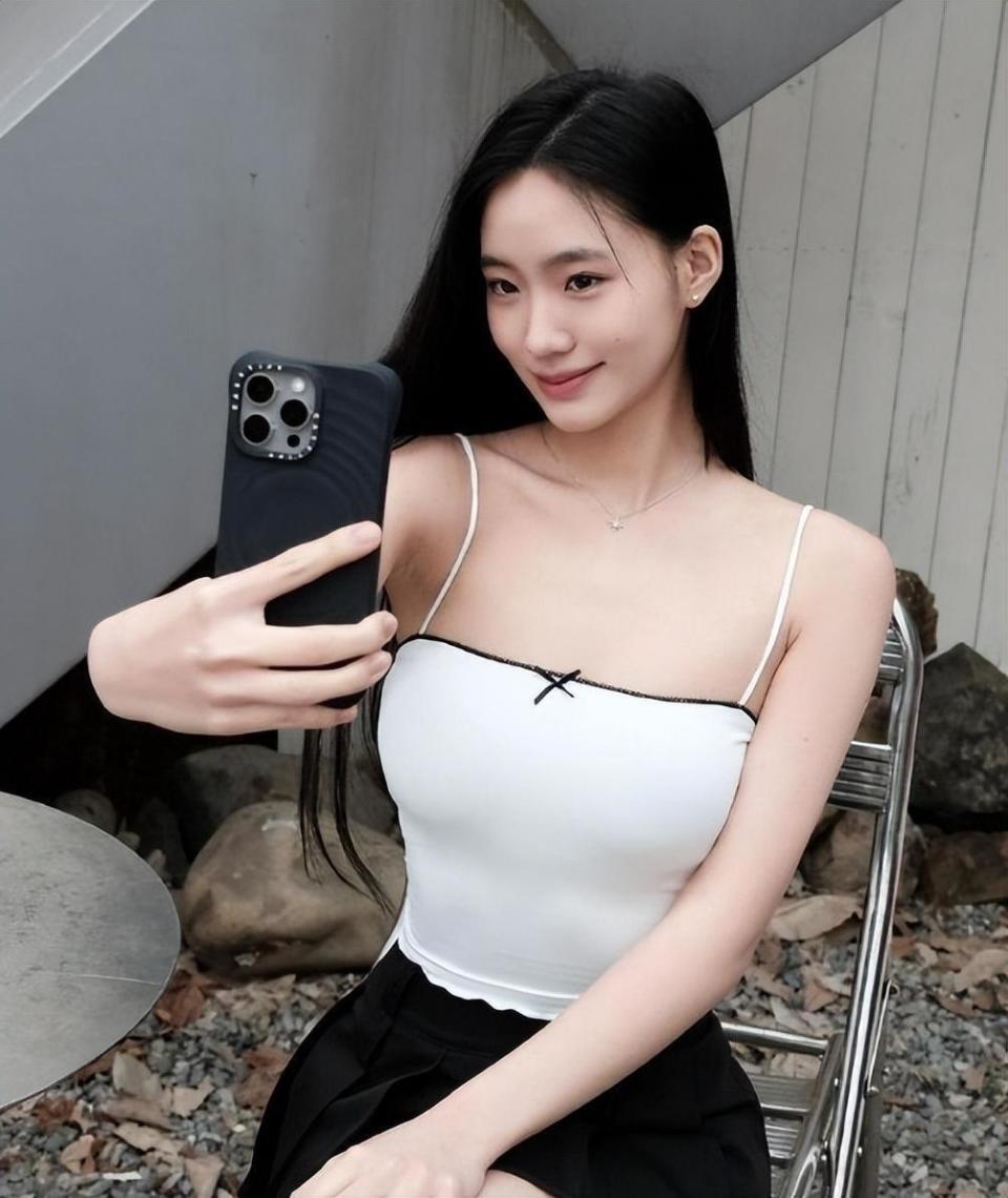 小s女儿许韶恩近照曝出!模特身材好似小s,网友:明星包袱过重