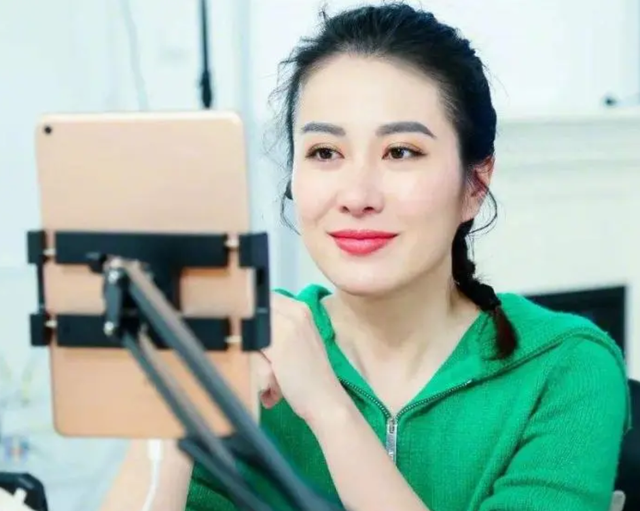 演员叶璇穿红衣唱老歌被网友吐槽做作还怀疑她是不是受了刺激