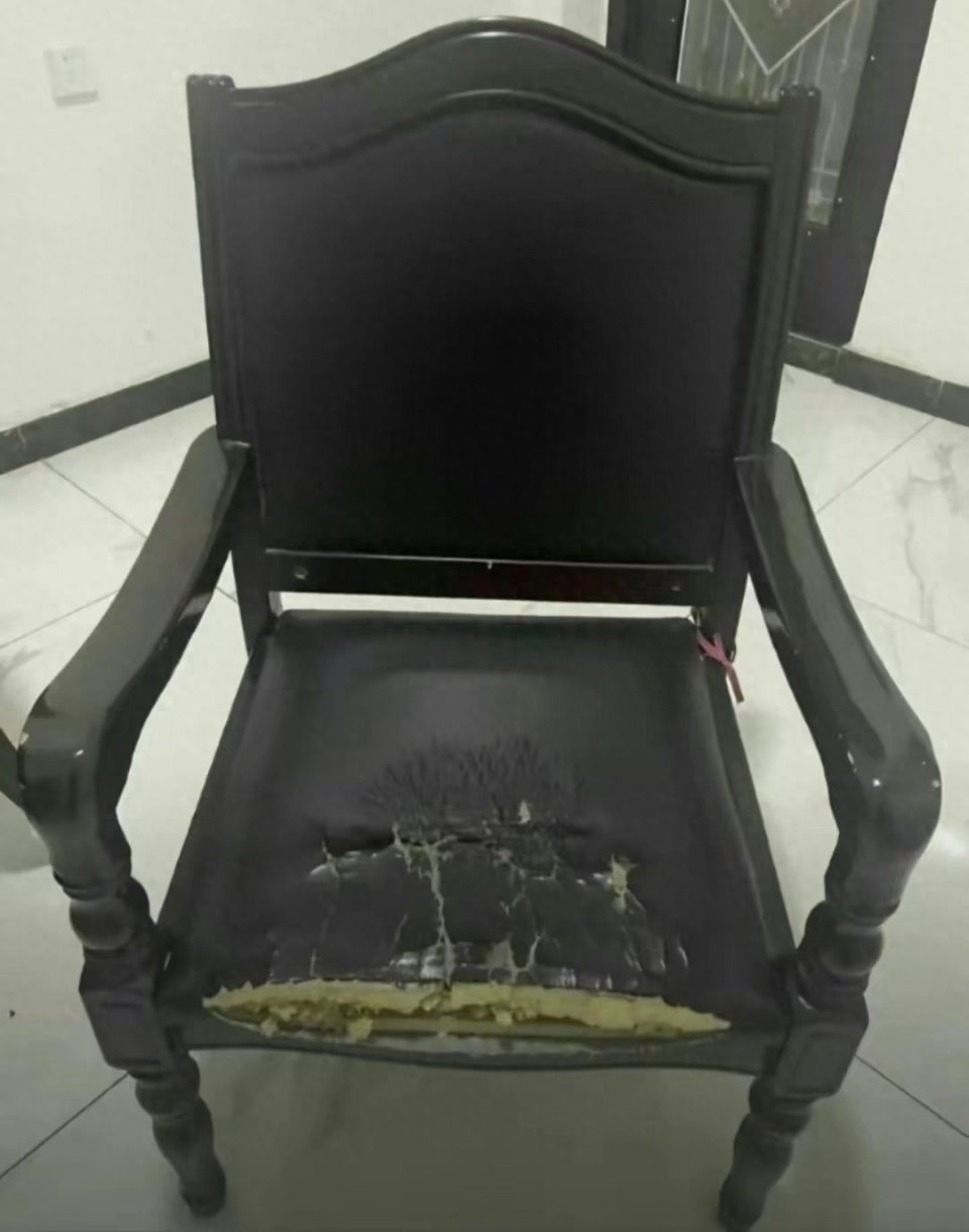 有人说,这把椅子太无辜了,都被磨破了,还有网友表示这把椅子应该珍藏