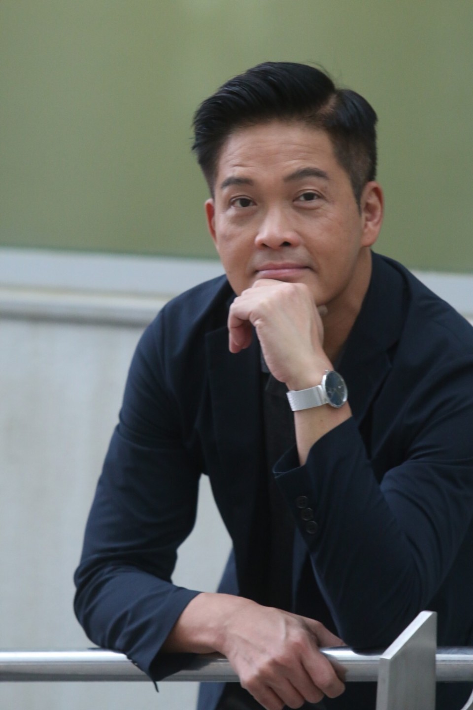 主持人郑启泰婚礼前猝死,未婚妻揭他不想结婚,最后露面脸色苍白_腾讯