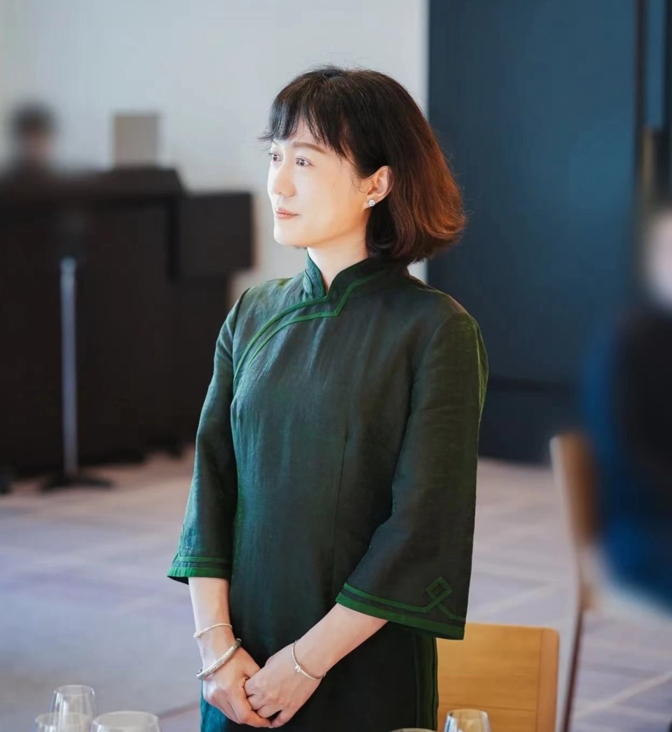 杨振宁妻子翁帆罕见出席活动,穿旗袍尽显知性美,47岁越来越漂亮_腾讯