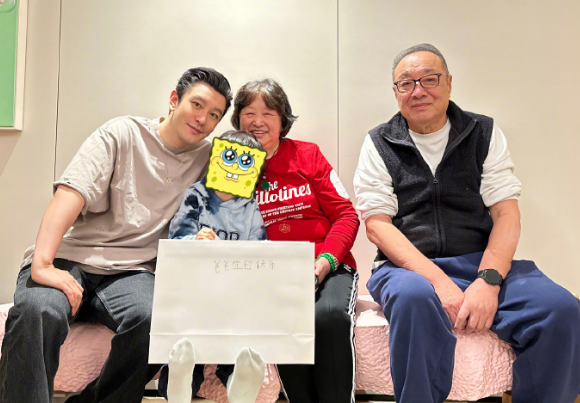 黄晓明庆生小海绵出镜,父母来上海照顾孩子,杨颖焦头烂额无暇顾及