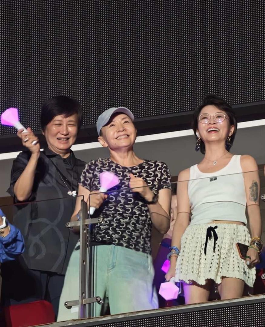 65岁宋丹丹去好友那英的北京演唱会，坐在贵宾区，手里拿着荧光棒_腾讯新闻