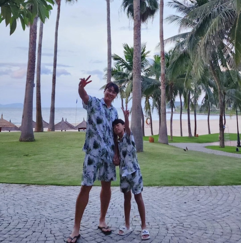 李东国家族度假芽庄,妻子晒出夜市漂亮衣服,不输名牌