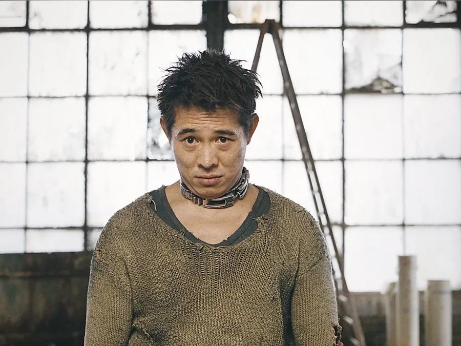 《狼犬丹尼》剧照昨晚,双方也通过了最后的称重环节.