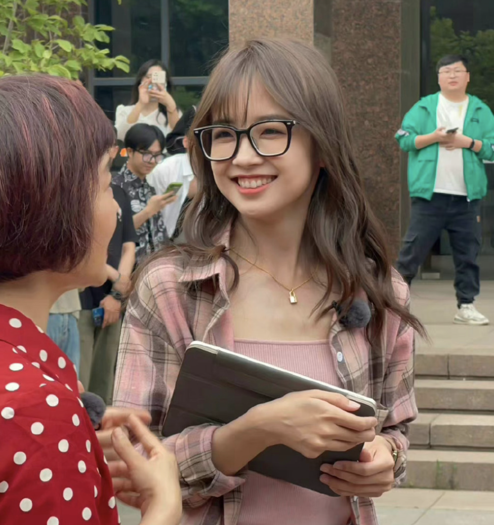 两代主持女神回校园,33岁王冰冰好似学生妹,52岁王