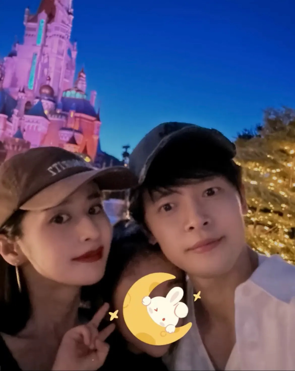 偶遇颖儿带女儿出游,5岁小月亮侧颜曝光,模样和爸爸付辛博很像_腾讯