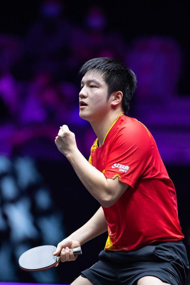 樊振东把握关键分能力超强!4-1战胜梁靖崑,获得新乡站男单冠军