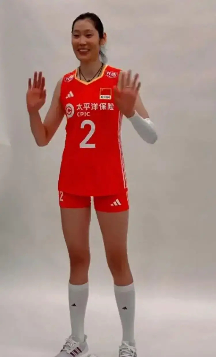 朱婷无缘队长袖标,时隔三年再披国家队2号球衣,国际排联称"女王回来了