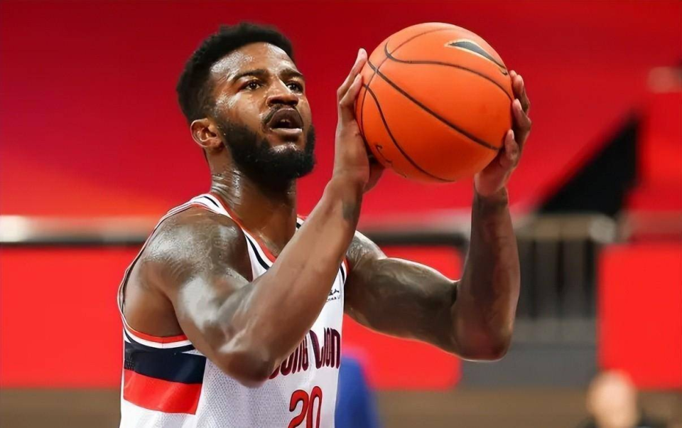 乔丹贝尔抵达国内和球迷热情合影广东男篮第三阶段要起飞了