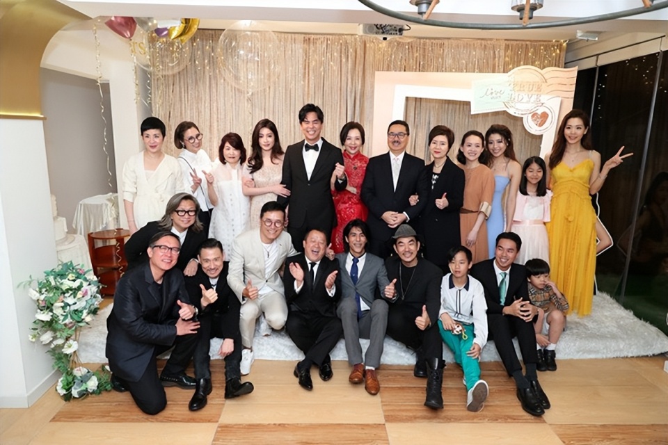 2岁女儿像爷爷柯受良,骑爸爸脖子撒欢太温馨