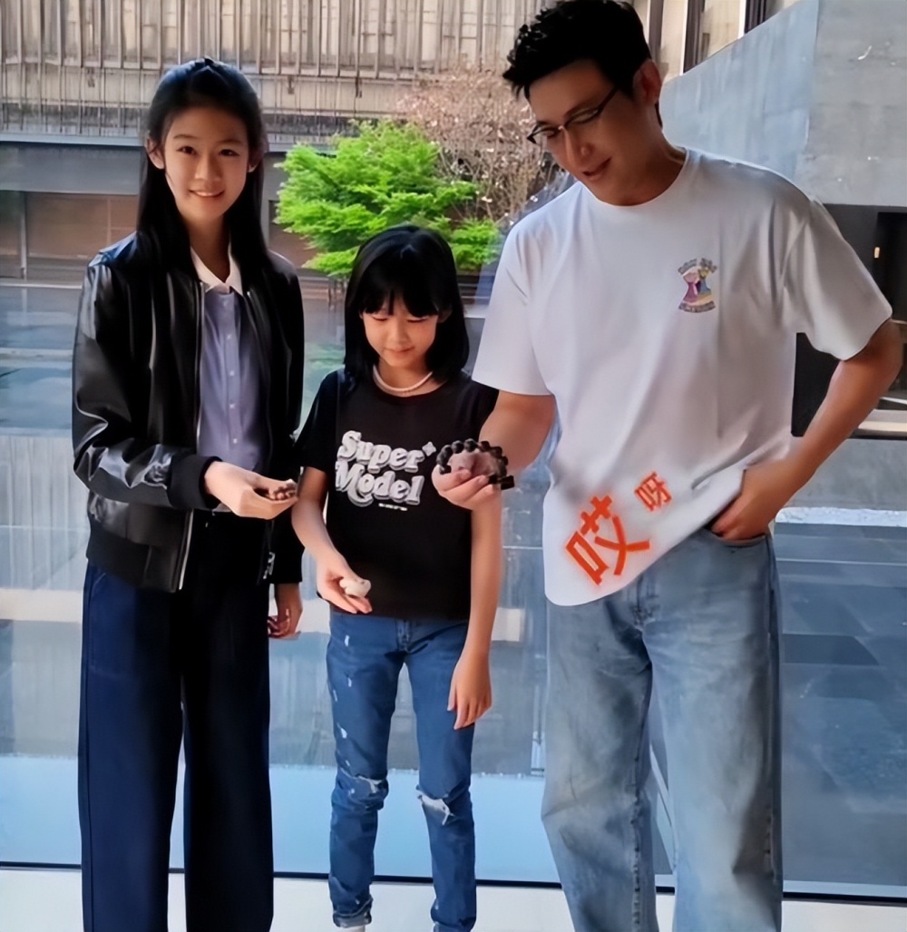 陆毅俩女儿拍杂志14岁贝儿身高猛蹿又瘦了胳膊长腿比妹妹还细