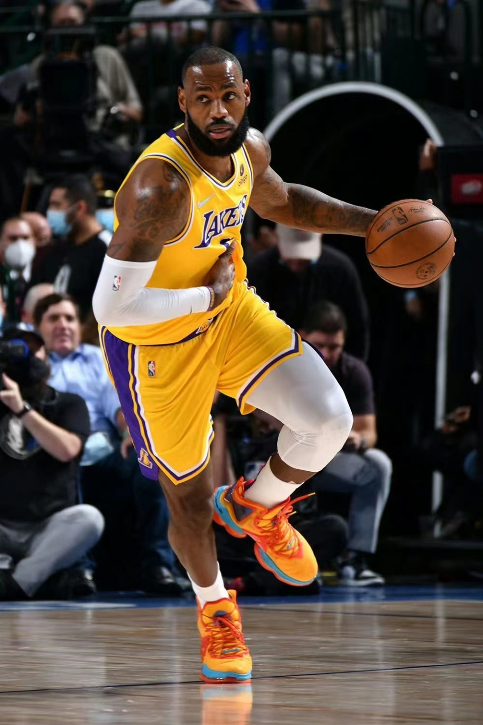 ac米兰老板欲斥资55亿美元,联手詹姆斯购入nba球队_腾讯新闻