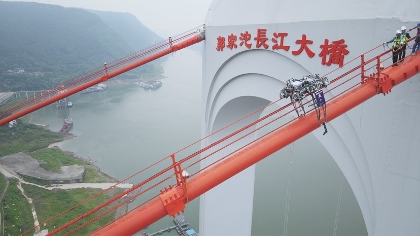 深圳研发的主缆检测机器人攀登者号成功登顶重庆寸滩长江大桥索塔