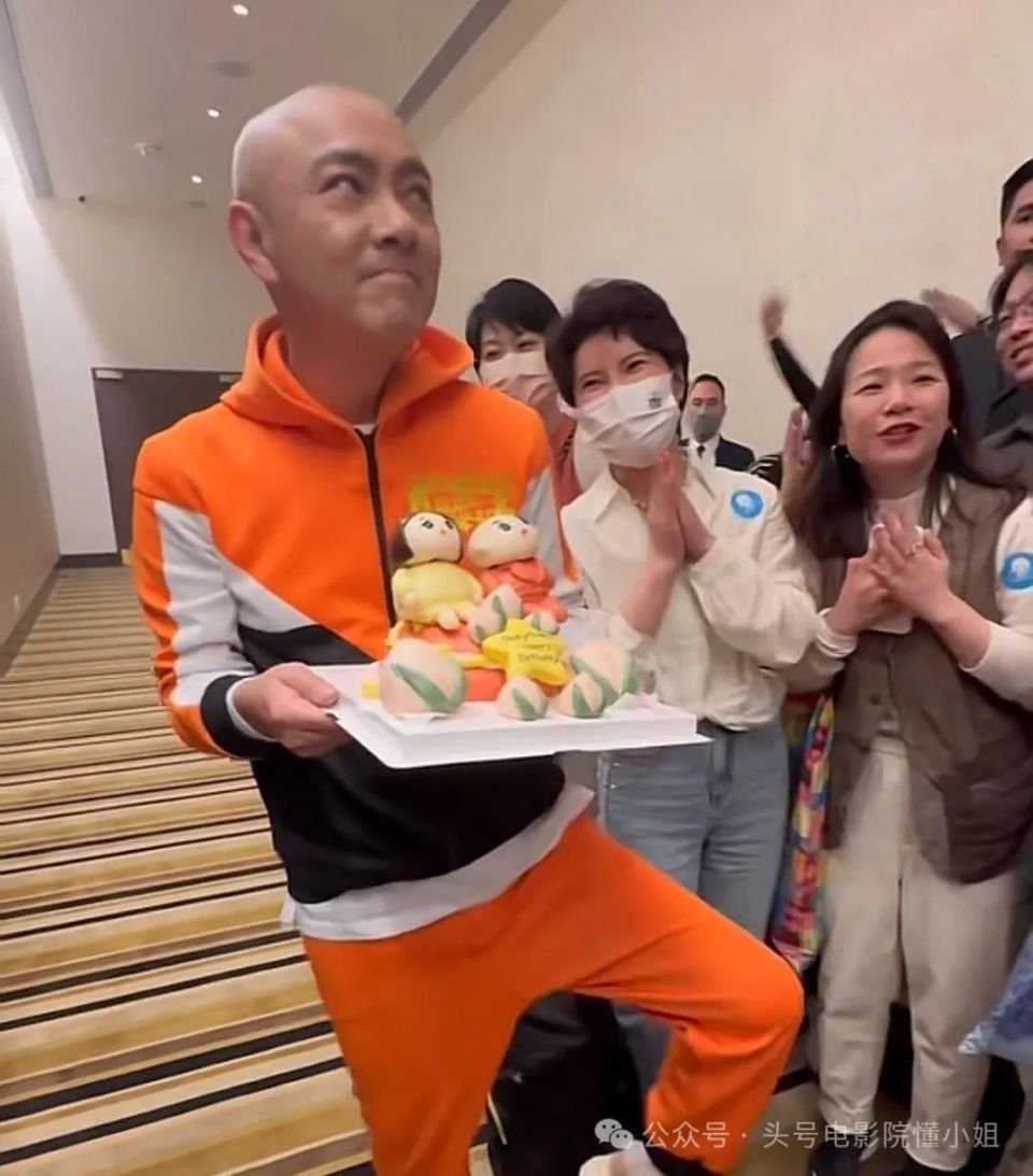 春节期间,张卫健在澳门举办演唱会,粉丝还抽空帮他补过生日.