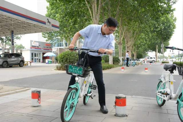 管理,人行道绿化管理等情况,市城市管理局局长周洪刚陪着一起骑自行车