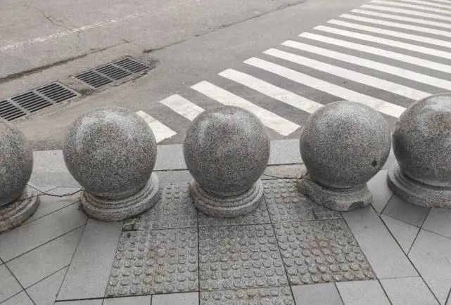 嫌石墩子"碍事"就把它砸了?