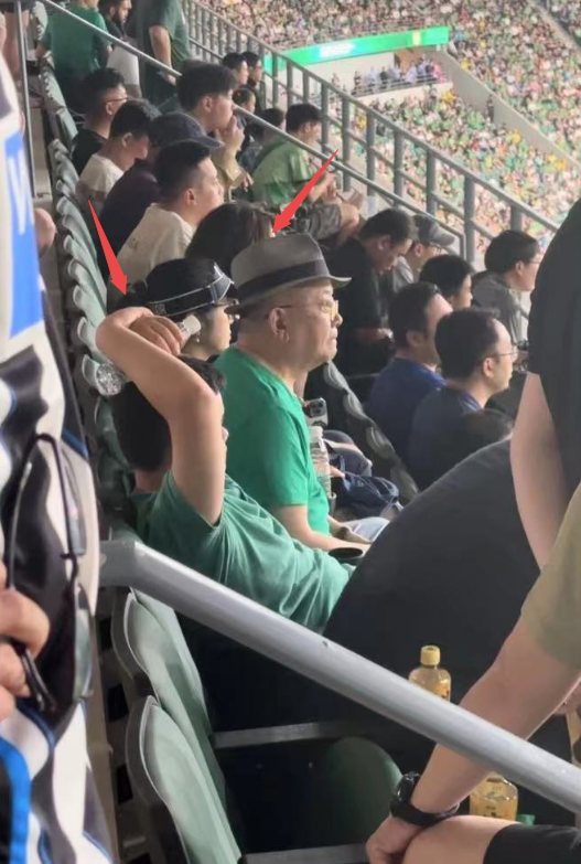 75岁王刚携儿子看球赛，父子穿亲子装，王一丁体型壮实颜值神似爸_腾讯新闻
