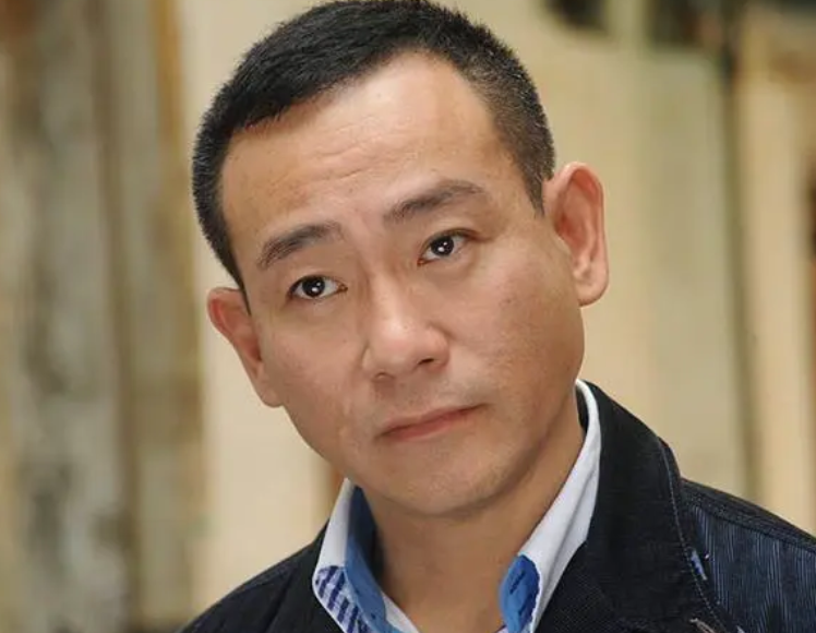 57岁林保怡酒吧被偶遇身家过亿打扮朴素与粉丝合影亲切无架子