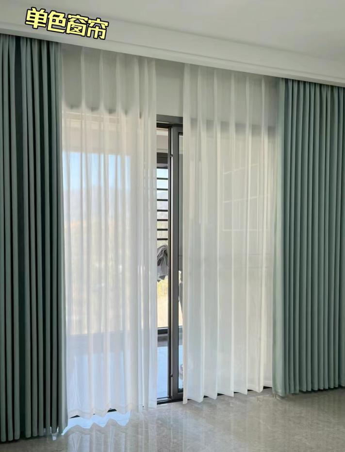 单色窗帘可以更好地与整体家居风格相匹配,营造出简洁,干净的视觉效果