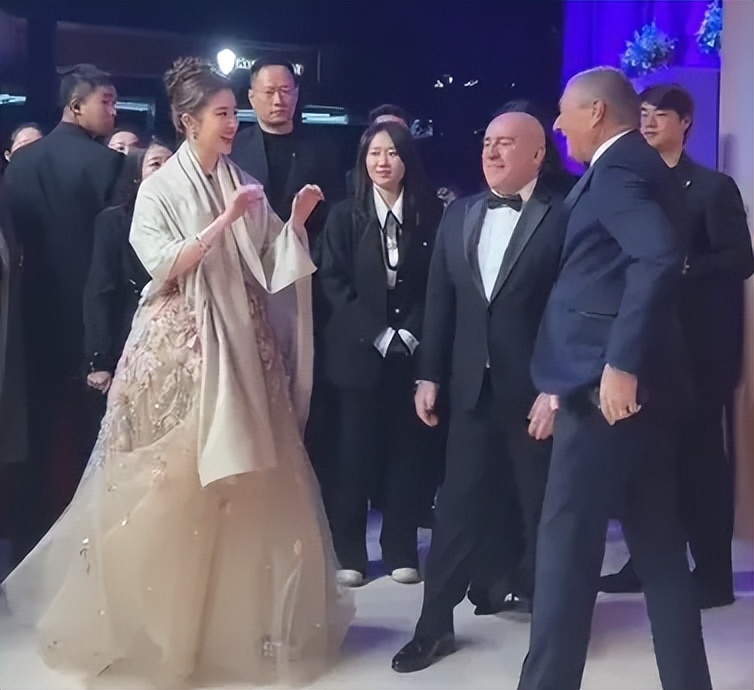 刘亦菲跟欧美明星热聊遭群嘲,表情谄媚动作迎合,被骂翻了