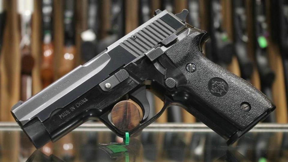 北方工业NP34半自动 基于西格绍尔P228设计 凭借低成本受到欢迎_腾讯新闻