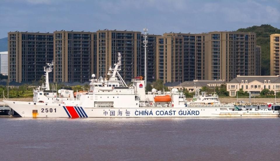 海警056护卫舰被撞出3个洞,菲律宾海上打游击,需专业海警船应对_腾讯