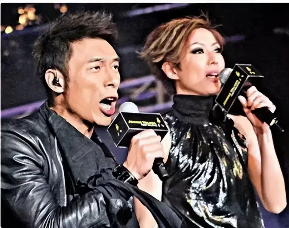 对许志安执迷不悔?瘦到脱相的郑秀文让女人清醒:爱情经不起考验