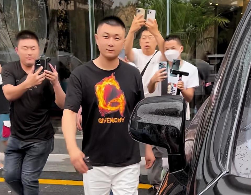 主播辛巴怒斥快手平台账号被封,是内斗还是在演剧本?
