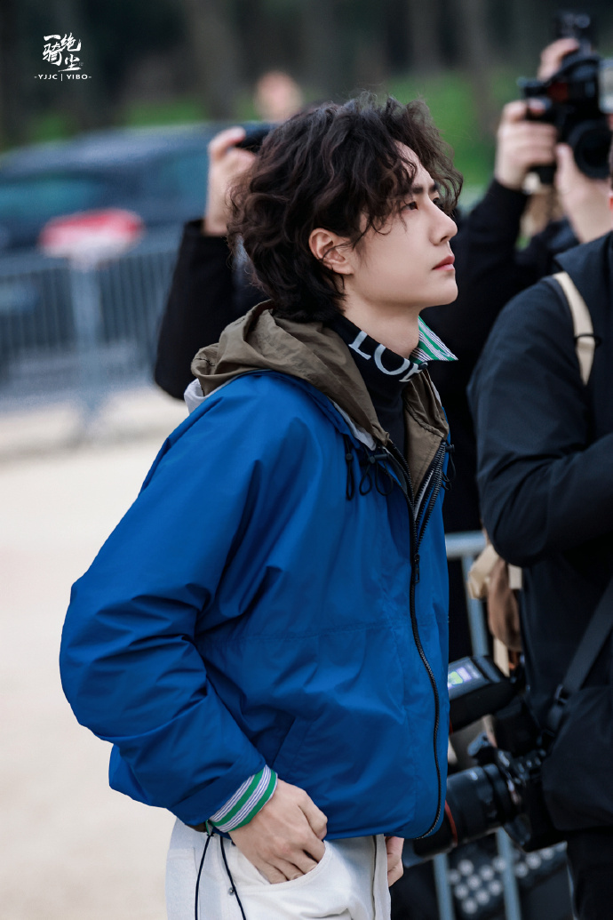 王一博巴黎時裝周受歡迎，外國攝影師都喊破音了，場內社交時獲陳都靈溫柔注視 - 