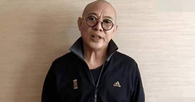 武打巨星李连杰公开亮相,身材消瘦面部衰老,就像是年迈的老爷爷_腾讯