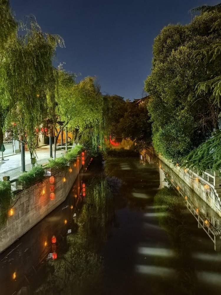 在水墨丹青之间,隐藏着无数令人心驰神往的古镇,其中,尤以那名叫"州桥