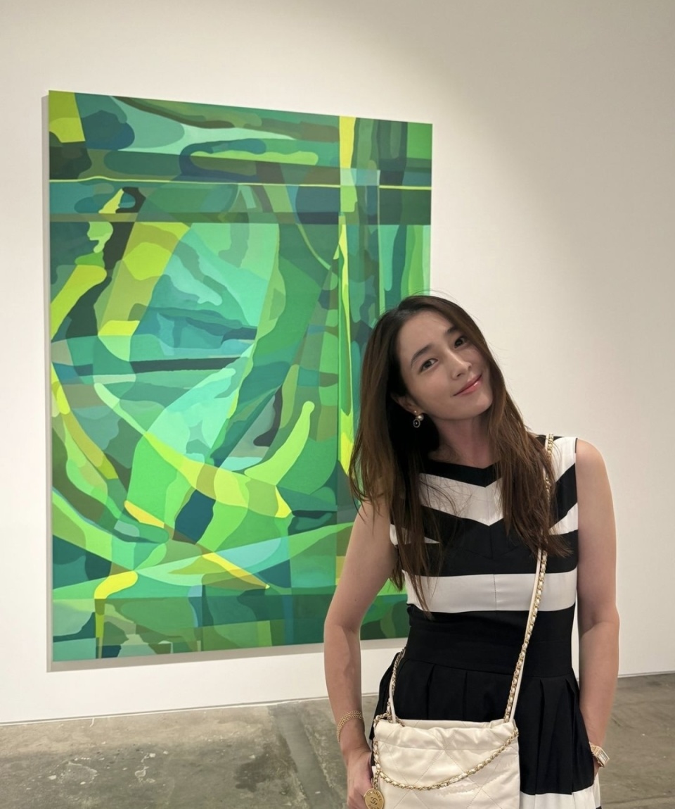 李秉宪妻子李敏贞长发披肩,搭配黑白花纹连衣裙,尽显优雅_腾讯新闻