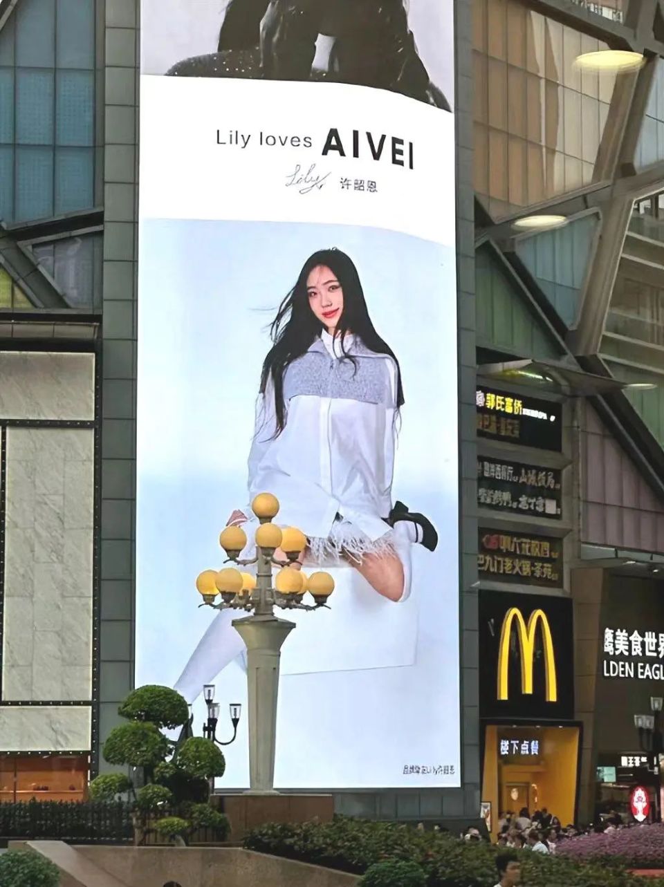 不过,此番首个代言就被抵制,至少能让小s和二女儿lily知道,内娱的钱