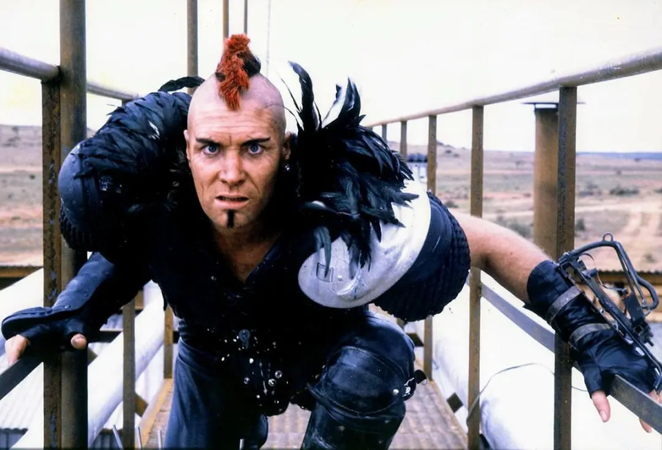 汤姆·哈迪饰演的麦克斯出手帮助了弗瑞奥萨,推翻了堡垒里不死老乔的