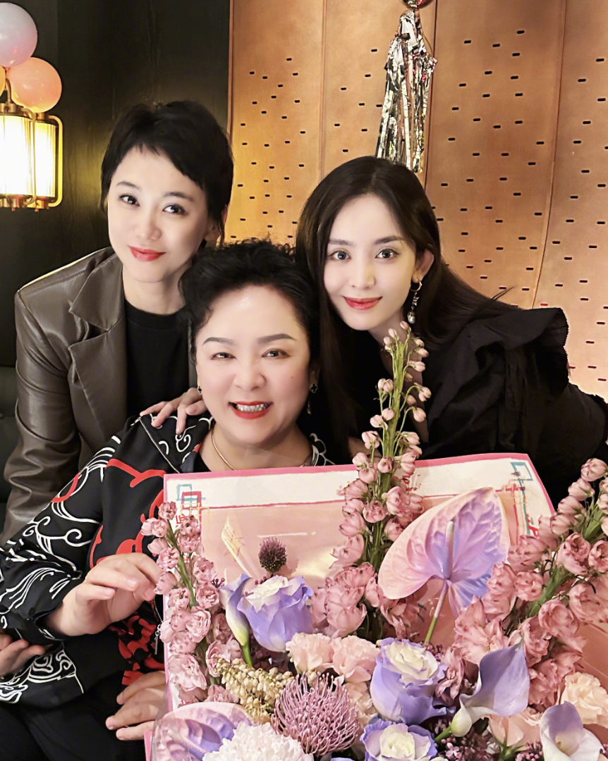 娜扎的姐姐也一起出镜,姐姐的名字叫古力加那提,曾经是一名空姐,颜值